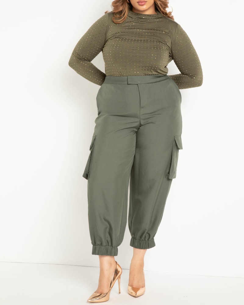 Front of a model wearing a size 16 Jogger Cargo Pant in Kambaba by ELOQUII. | dia_product_style_image_id:272806